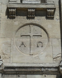 «Альфа и Омега» на фасаде Церкви Св. Жака – Св. Кристофа, Ла Вилетт, Париж (Église Saint-Jacques-Saint-Christophe de la Villette, Paris).